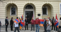Protest-Ormian-pod-Ambasad-Republiki-Wgier-w-Warszawie-01.09.2012-2-fot.-R.-Tokarczyk.jpg